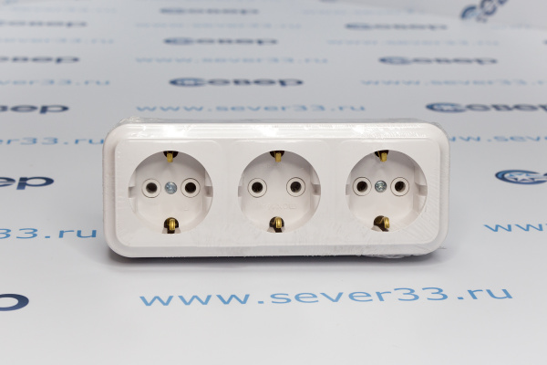 Розетка тройная с заземлением наружная PА16-265_4ed